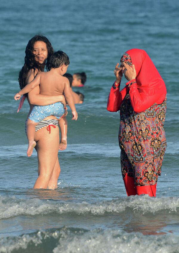 Женщины в буркини на пляже в Тунисе - Sputnik Казахстан
