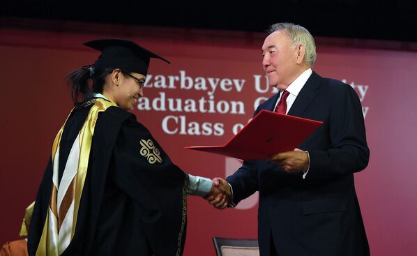 Первый президент Казахстана Нурсултан Назарбаев вручил дипломы выпускникам Назарбаев Университета - Sputnik Казахстан