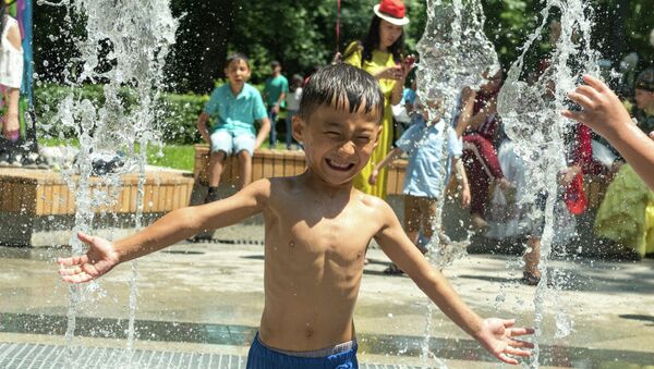 Мальчик купается в фонтане - Sputnik Казахстан