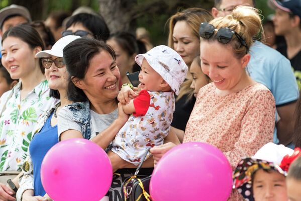 Женщина держит на руках ребенка - Sputnik Казахстан