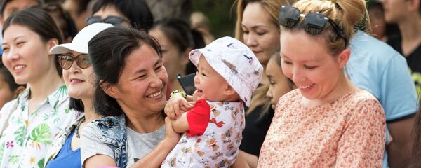 Женщина держит на руках ребенка - Sputnik Қазақстан