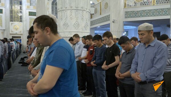 Священная ночь: мусульмане Казахстана обратились к Всевышнему – видео - Sputnik Казахстан