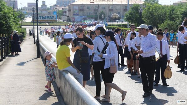 Дети получили тепловой удар во время парада на 1 июня - Sputnik Казахстан