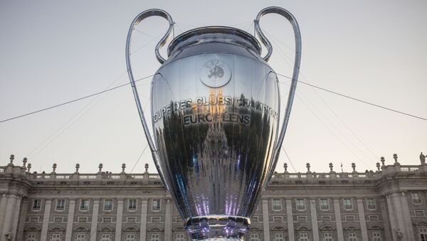 Копия кубка Лиги чемпионов УЕФА на Восточной площади (Plaza de Oriente) в Мадриде - Sputnik Казахстан