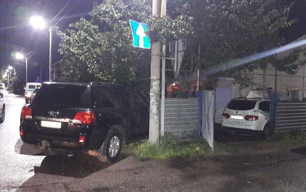 Автомобиль такси врезался в забор жилого дома на Тауке хана - Трудовая - Sputnik Казахстан