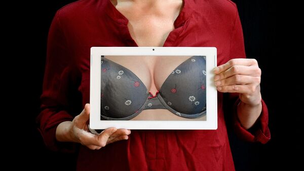 Женщина привлекает внимание к проблемам рака груди, иллюстративное фото - Sputnik Қазақстан