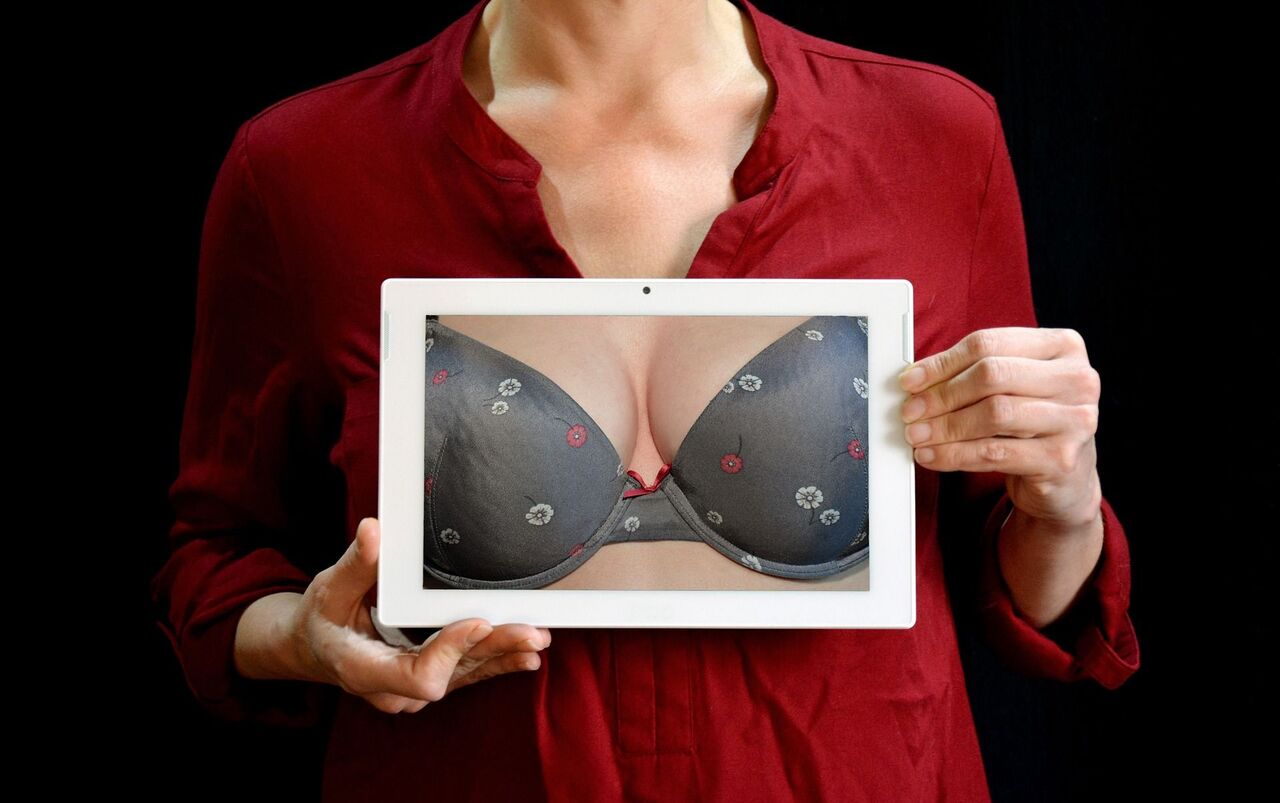 Сиськи мен емізік сыртқа шығып тұр Сиськи мен емізік сыртқа шығып тұр