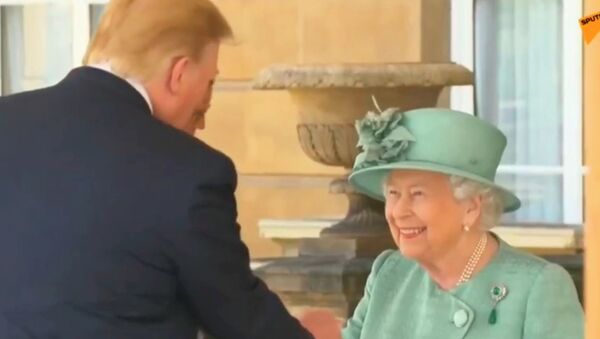 Королева Елизавета II принимает Дональда Трампа и Меланью Трамп - видео - Sputnik Казахстан