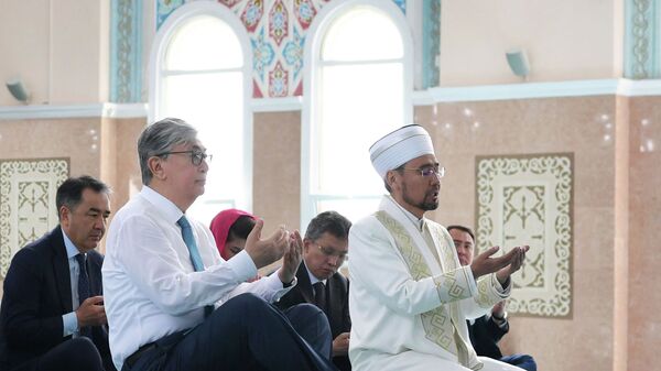 Президент Казахстана посетил мечеть Нур Астана - Sputnik Казахстан