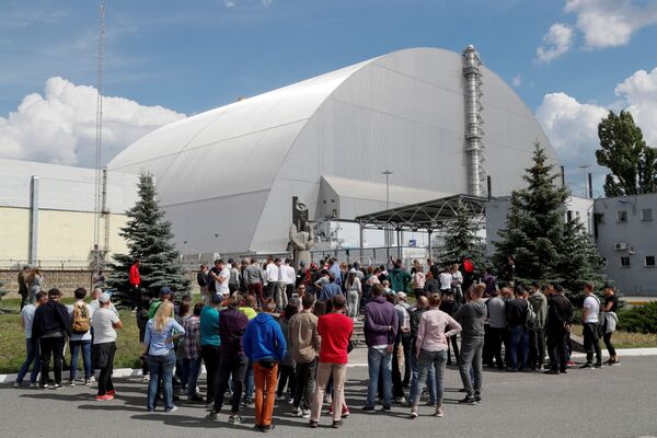 Туристы во время посещения Чернобыльской АЭС - Sputnik Казахстан