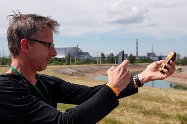 Фотографирование дозиметра в Чернобыле - Sputnik Казахстан