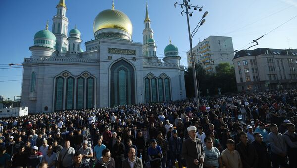 Мусульмане перед намазом в день праздника Ураза-байрам у Соборной мечети в Москве - Sputnik Қазақстан