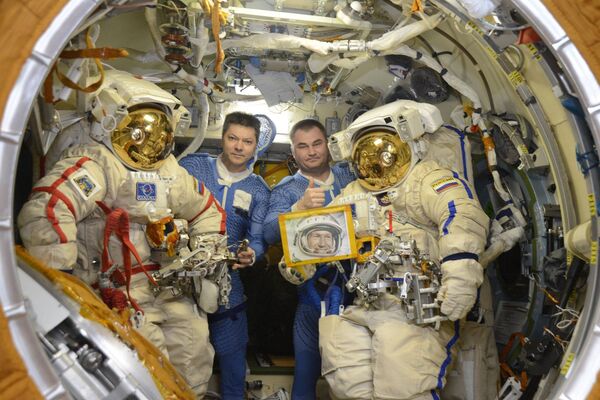 Космонавты Роскосмоса Олег Кононенко и Алексей Овчинин с портретом Алексея Леонова перед выходом в открытый космос - Sputnik Казахстан