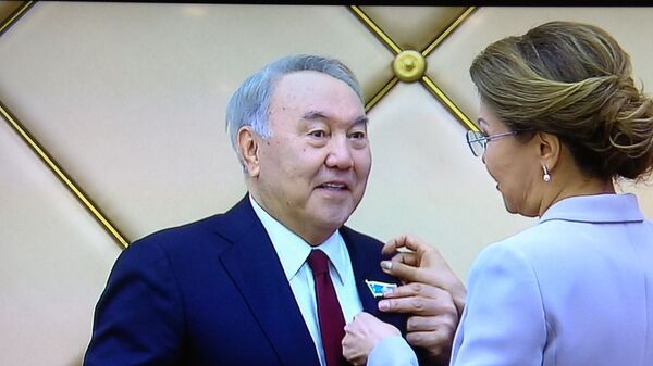 Председатель сената парламента Дарига Назарбаева вручила первому президенту страны Нурсултану Назарбаеву удостоверение и знак почетного сенатора - Sputnik Казахстан