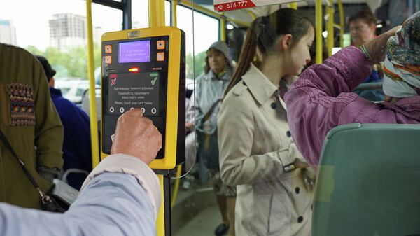 Пассажиры в салоне автобуса, архивное фото - Sputnik Казахстан
