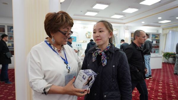 18-летняя Алина Саматова, впервые проголосовавшая на выборах президента Казахстана, получила подарок - Sputnik Казахстан