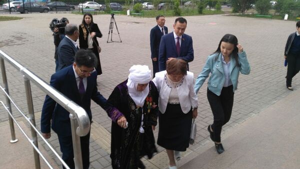 Жамбыл Ахметбеков, кандидат от народных коммунистов, с семьей на выборах в Нур-Султане - Sputnik Казахстан