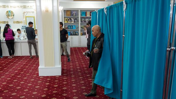 Избиратели на внеочередных выборах президента на участке №58 в г. Нур-Султане - Sputnik Казахстан