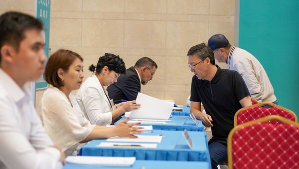 Избиратели на внеочередных выборах президента на участке №58 в г. Нур-Султане - Sputnik Казахстан