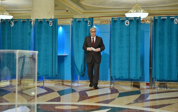 Касым-Жомарт Токаев проголосовал на выборах президента Казахстана - видео - Sputnik Казахстан
