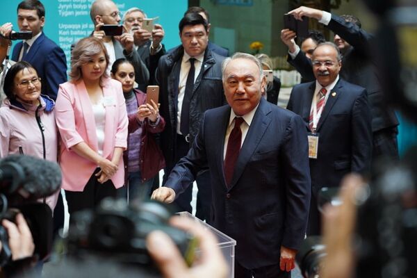 Первый президент Казахстана Нурсултан Назарбаев проголосовал на 58 избирательном участке в Нур-Султане - Sputnik Казахстан