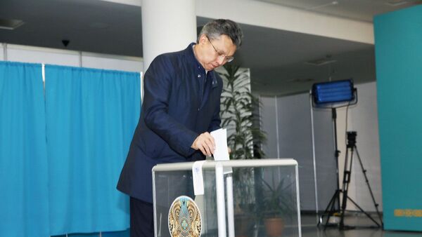 Аким Нур-Султана Бахыт Султанов проголосовал на выборах президента Казахстана - Sputnik Казахстан