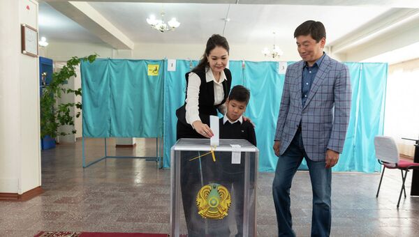 Аким Алматы Бауыржан Байбек на избирательном участке с супругой Жанар и сыном - Sputnik Казахстан