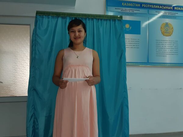 Акнур Исмаилова, 20 лет. Это ее первые выборы в жизни. В роддоме. - Sputnik Казахстан