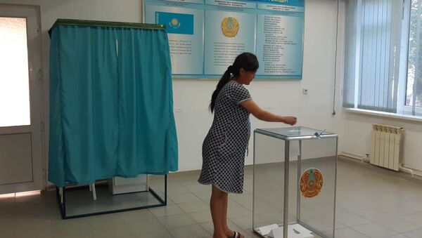 Гульнур Бибисова тоже голосует в роддоме - Sputnik Казахстан
