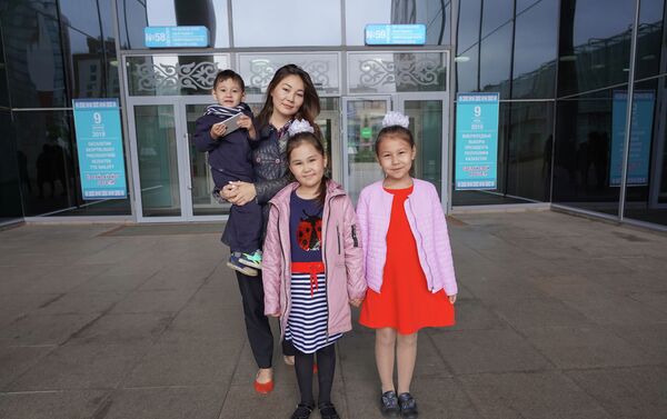 Госслужащая Асель с детьми пришла на выборы - Sputnik Казахстан