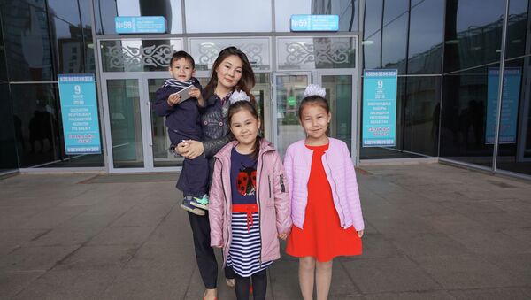 Госслужащая Асель с детьми пришла на выборы - Sputnik Казахстан