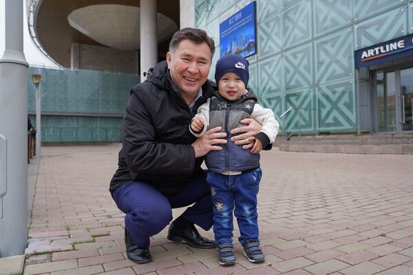 Дорогу будущему президенту, или Как астанчане семьями голосуют на выборах Дорогу будущему президенту, или Как астанчане семьями голосуют на выборах - Sputnik Казахстан