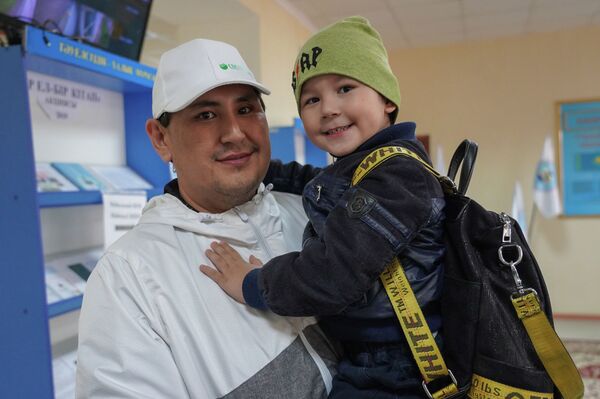 Дорогу будущему президенту, или Как астанчане семьями голосуют на выборах Дорогу будущему президенту, или Как астанчане семьями голосуют на выборах - Sputnik Казахстан