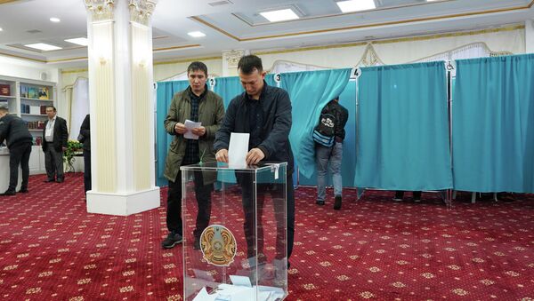 Жители Нур-Султана голосуют на выборах - Sputnik Казахстан
