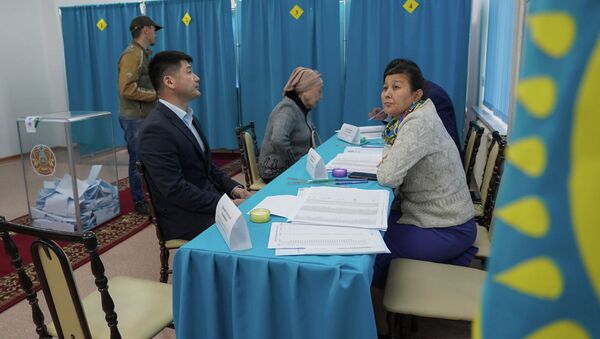Жители Нур-Султана голосуют на выборах - Sputnik Казахстан