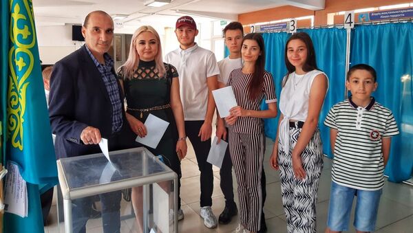 Самая многодетная армянская семья из Шымкента голосовать пришла в полном составе - Sputnik Казахстан
