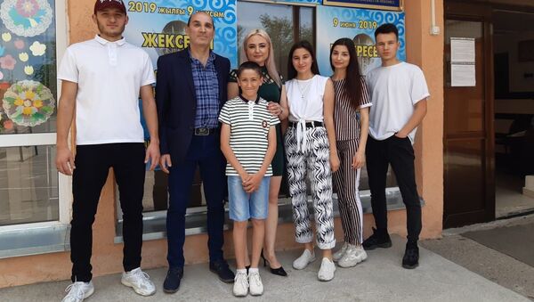 Самая многодетная армянская семья из Шымкента голосовать пришла в полном составе - Sputnik Казахстан