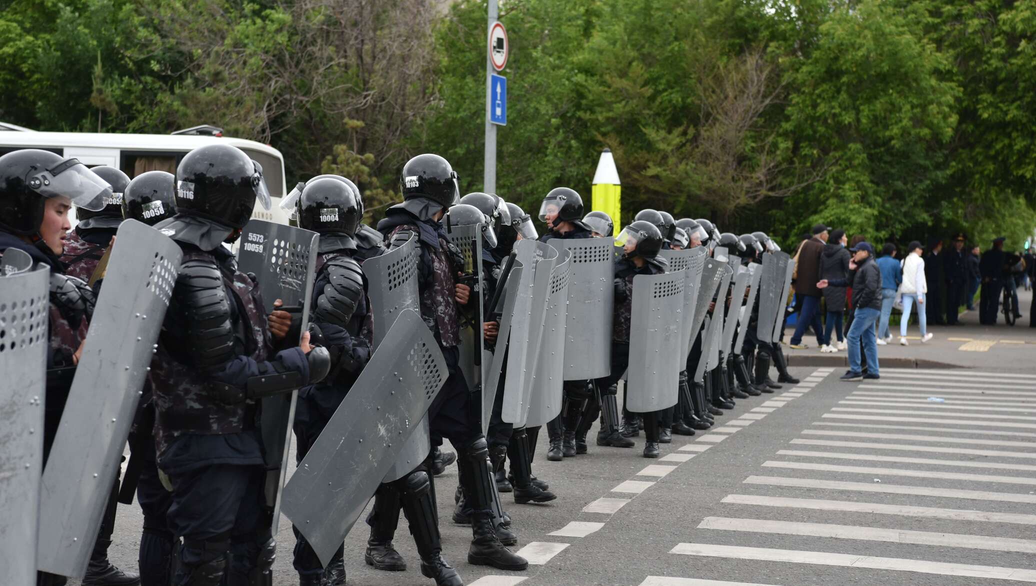 Около 100 человек. Протесты в Казахстане. Митинги в Казахстане ббс.