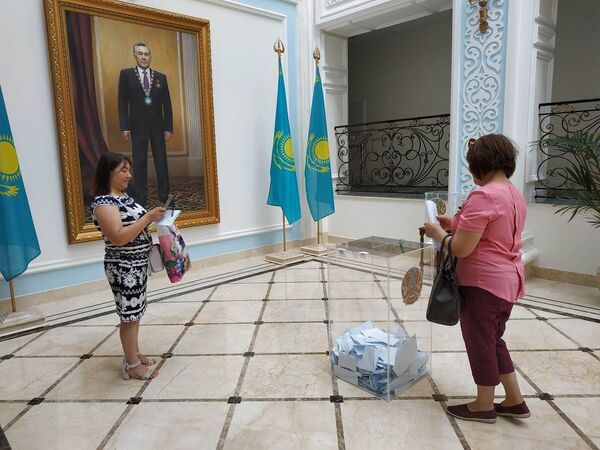 Казахстанцы голосуют в посольстве - Sputnik Казахстан
