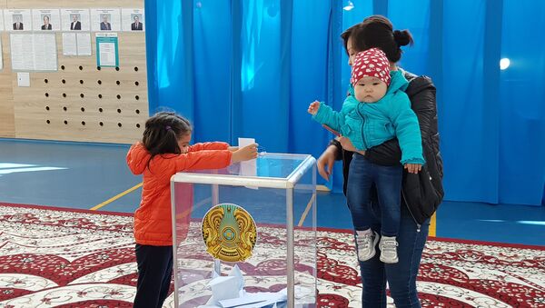 Избиратели из молодого микрорайона Сарыарка в Кокшетау - Sputnik Казахстан