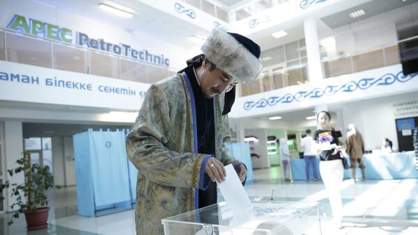 Избиратель в образе Толегена из поэмы Кыз Жибек - Sputnik Казахстан