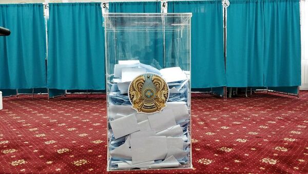 Урна с  бюллетенями на избирательном участке. Выборы президента Казахстана - 2019 - Sputnik Казахстан
