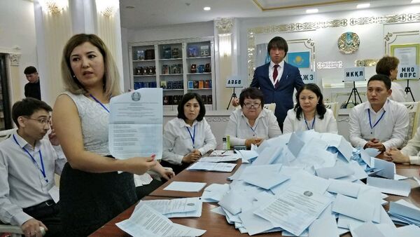 Подсчет бюллетеней на избирательных участках на выборах президента Казахстана  2019 - Sputnik Казахстан
