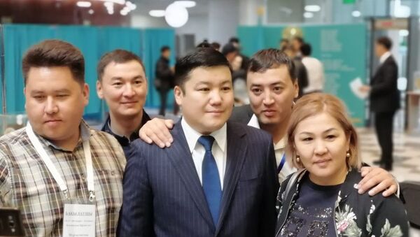 Артисты и звезды бокса сделали селфи с избирателями  - Sputnik Казахстан