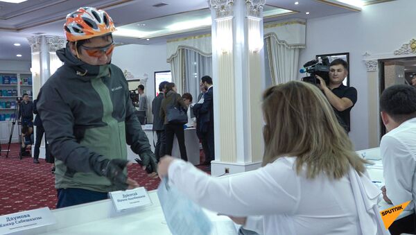 Уф, еле успел: велосипедист проголосовал за минуты до закрытия участка в Нур-Султане - видео - Sputnik Казахстан