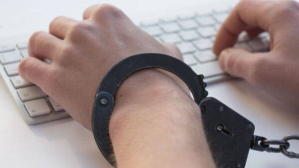 Руки в наручниках на клавиатуре, иллюстративное фото - Sputnik Қазақстан