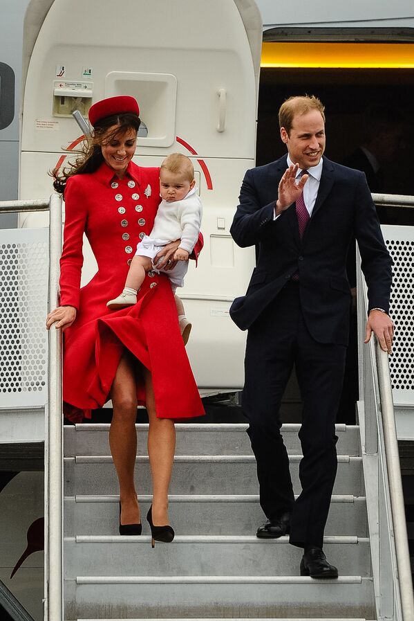 Принц Уильяма с женой Кейт Миддлтон и ребенком в аэропорту Веллингтона, Новая Зеландия  - Sputnik Казахстан