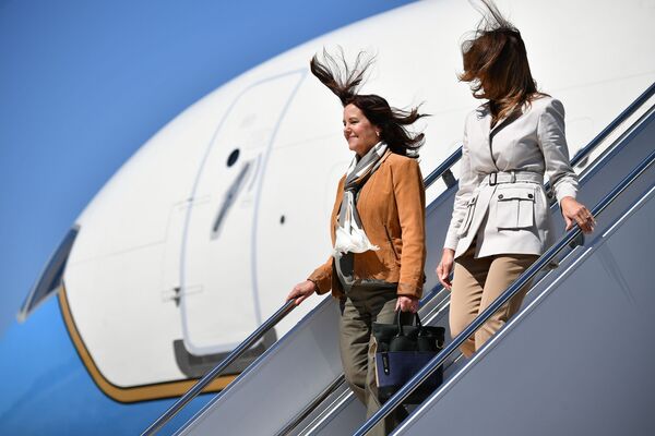 Первая леди США Мелания Трамп и жена вице-президента США Майка Пенса Карен Пенс покидают самолет после прибытия в Форт-Брэгг в Северной Каролине - Sputnik Казахстан
