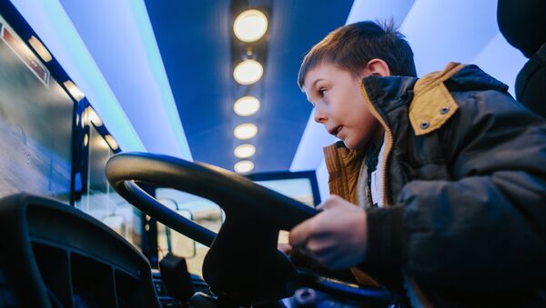 Архивное фото мальчика за рулем учебного симулятора вождения автомобиля - Sputnik Казахстан