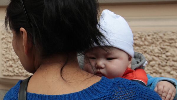 Женщина с ребенком - Sputnik Казахстан